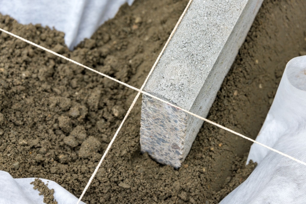 Монтаж бордюрного камня на тощий бетон М300