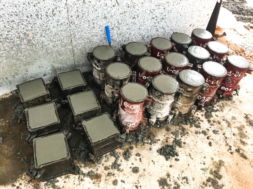 Кубики и цилиндры с жидким цементным раствором для проведения испытаний на 7 и 28 сутки