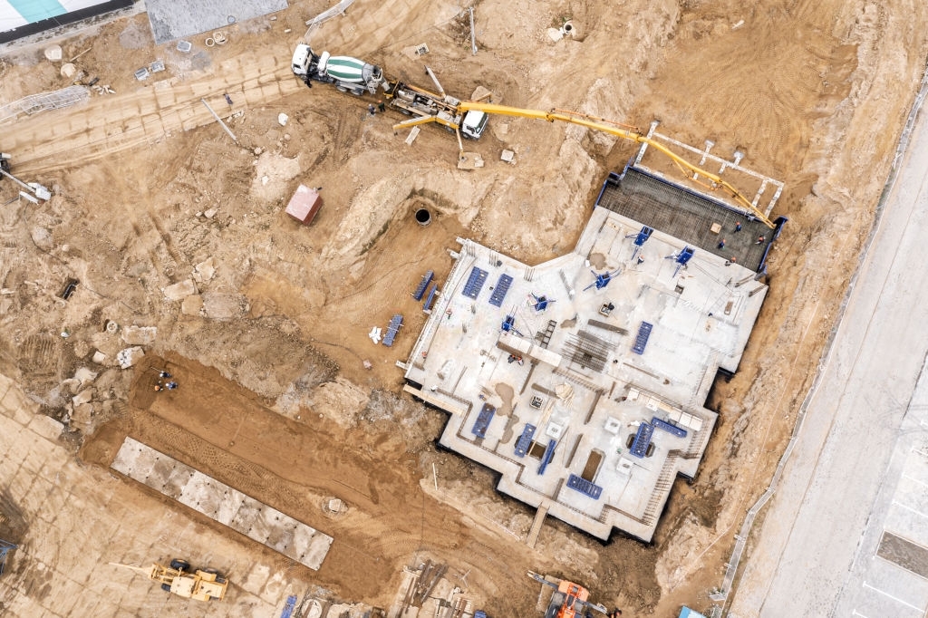 Миксер подает готовый бетон М600 В45 в бункер бетононасоса АБН для подачи раствора в фундамент