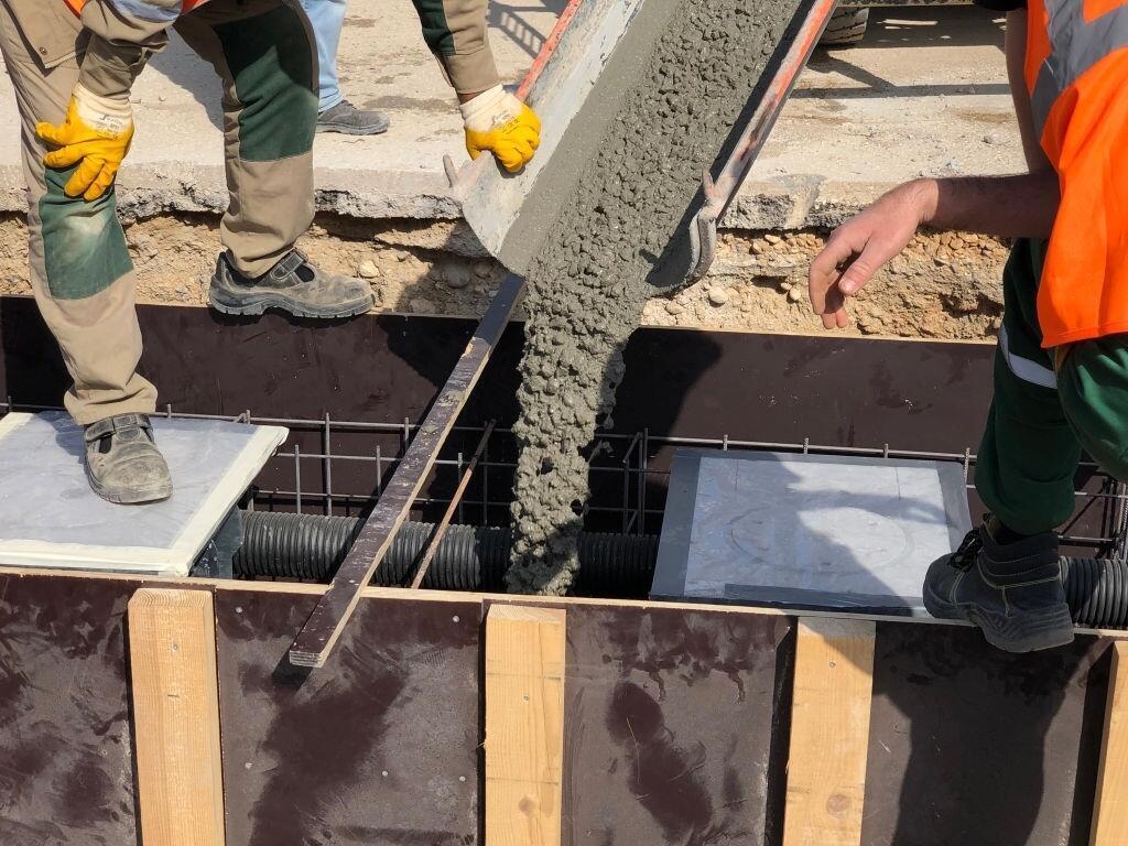 Заливка мостового бетона в опалубку