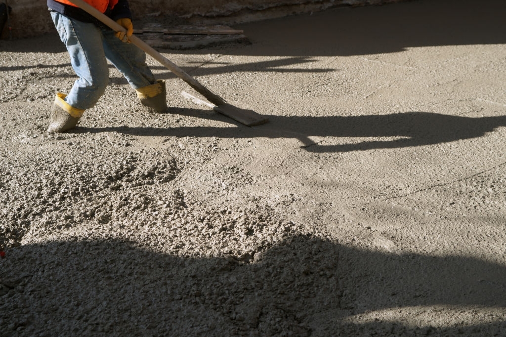 Заливка монолитной фундаментной плиты тяжелым бетоном гранит