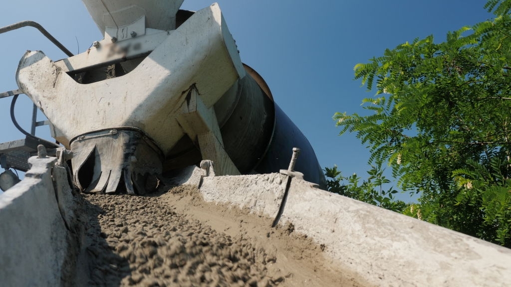 Отгрузка жидкого бетона тяжёлого класса B35 марки М450 по желобу бетоносмесителя АБС
