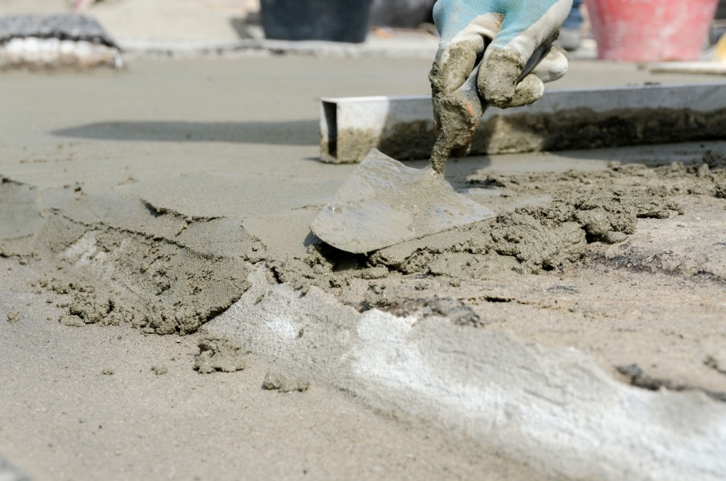 Готовая цементно-песчаная смесь с мастерком