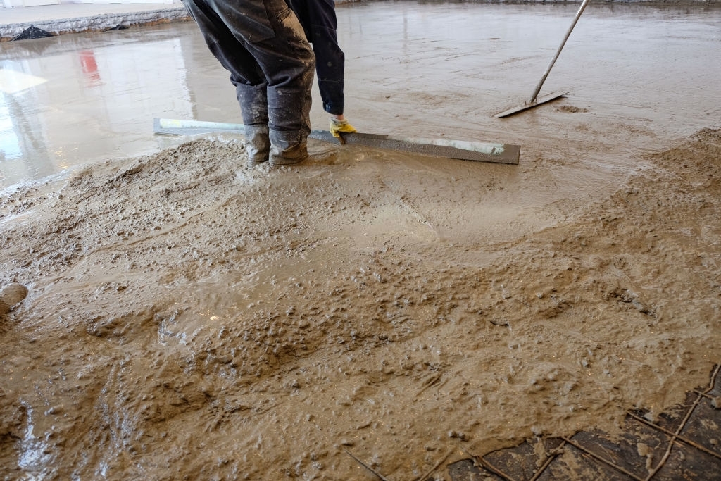 Стяжка пола пескобетоном (смеси цемента и песка) ЦПС марка 100 класс б 7 5