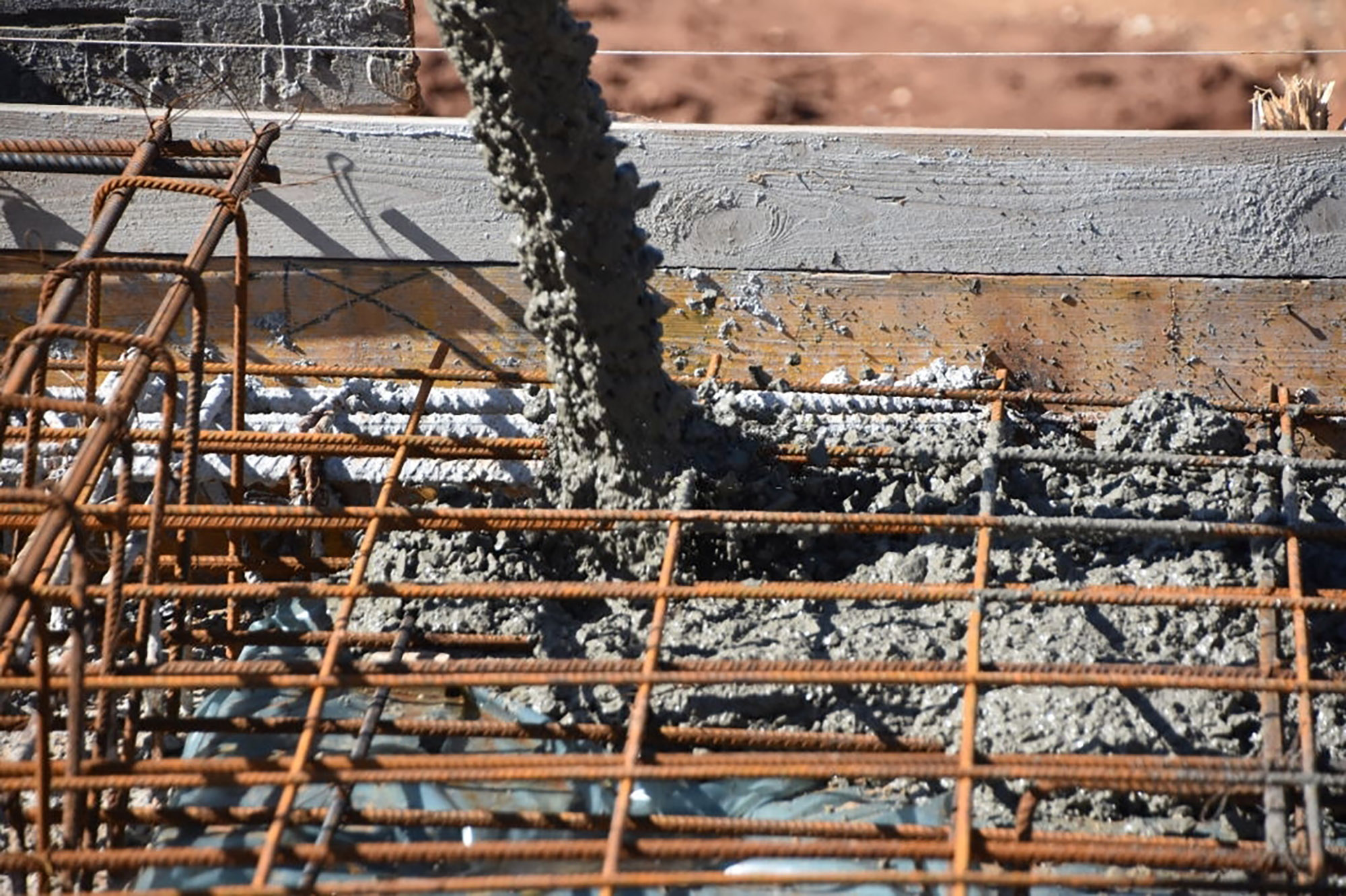 Подача бетонной смеси бетононасосом в опалубку многоэтажки
