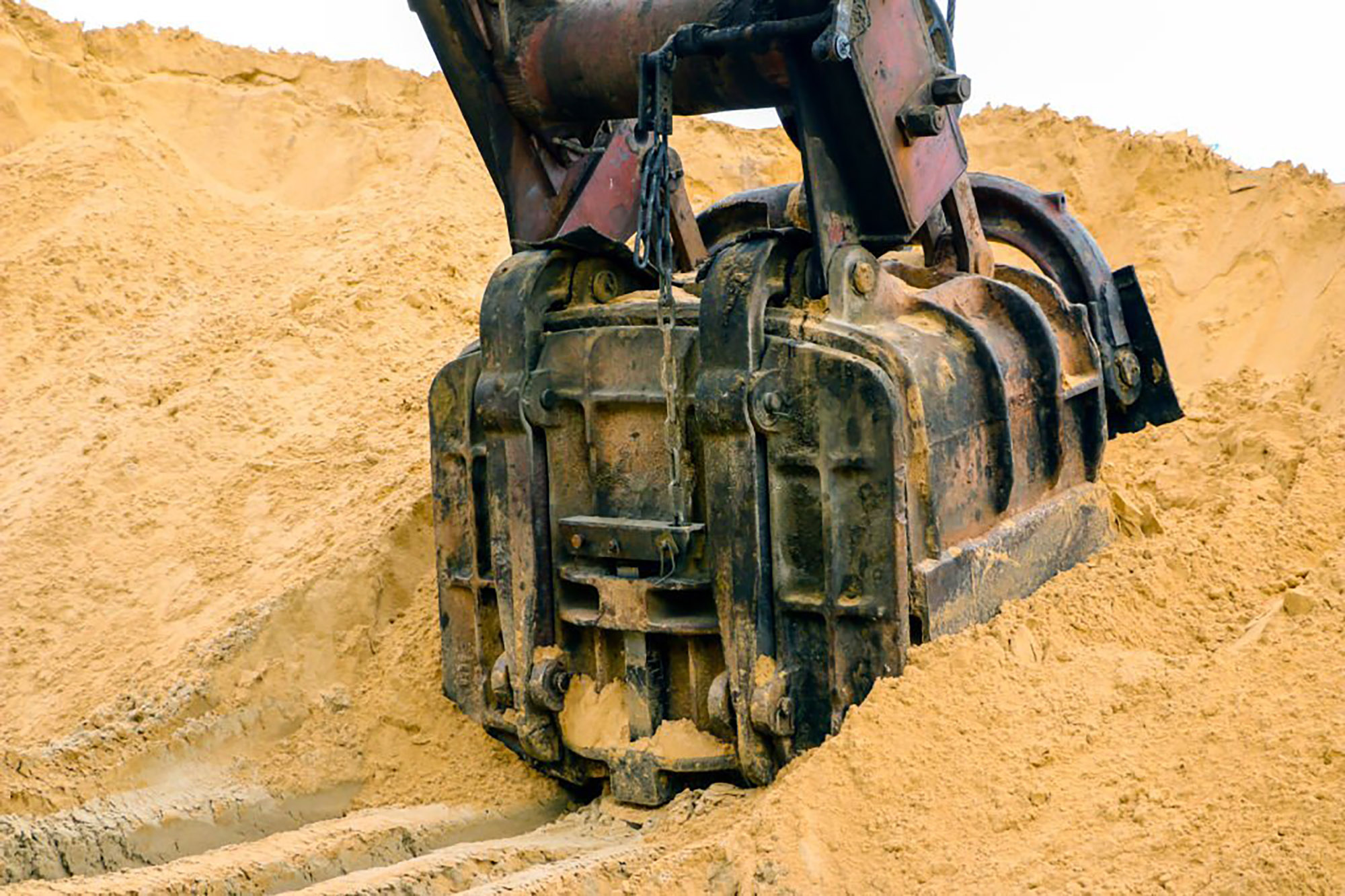 трактор копает песок