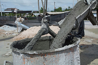 заливка жидкого бетона в бадью