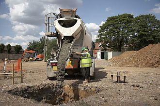миксер выгружает бетон