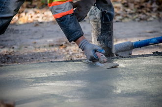 бетонщик проводит монолитные работы